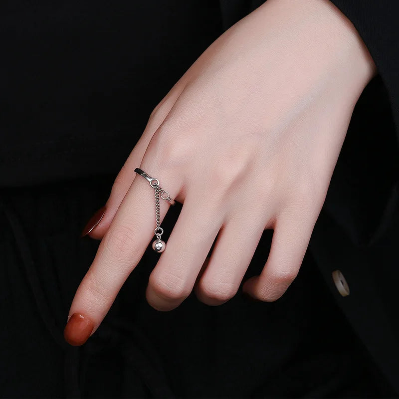Anillo de cadena con borlas ajustable y sencillo