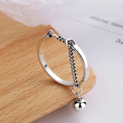 Anillo de cadena con borlas ajustable y sencillo
